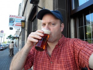 Brad Drinking Alt in Dusseldorf